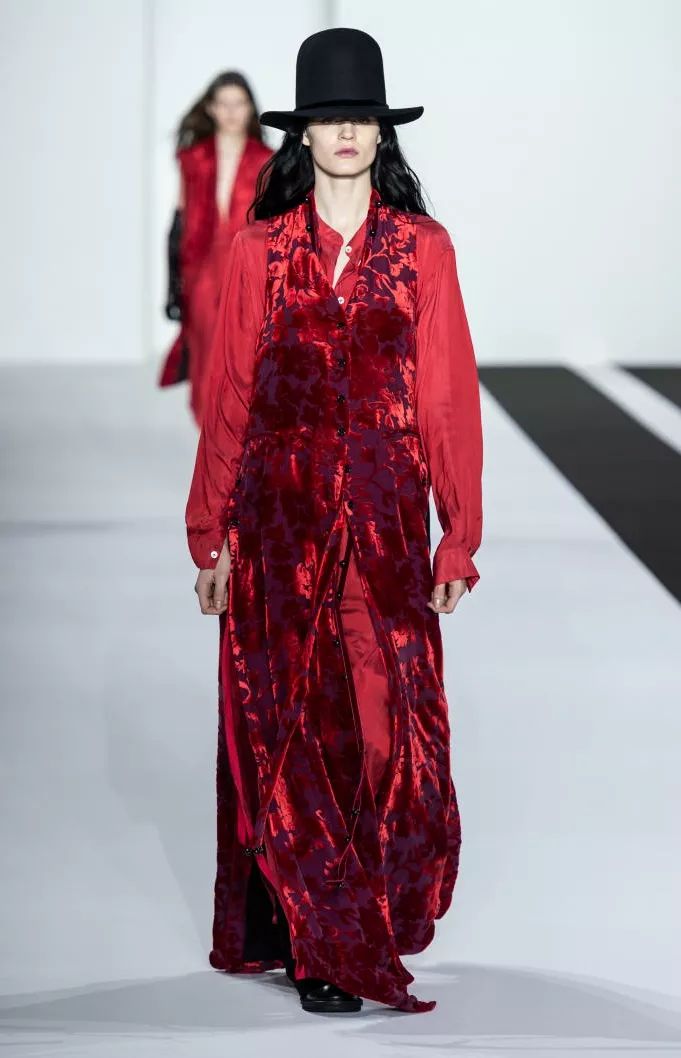 丝绒打底秋冬高级感 (今年秋冬丝绒要火高级又显气质)