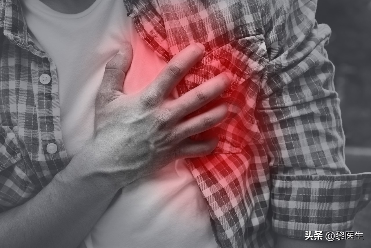 男性左胸部下面疼痛,左腋下靠近胸部疼痛