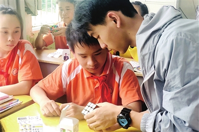 美澳加三国大学生走进黔南支教深受师生欢迎