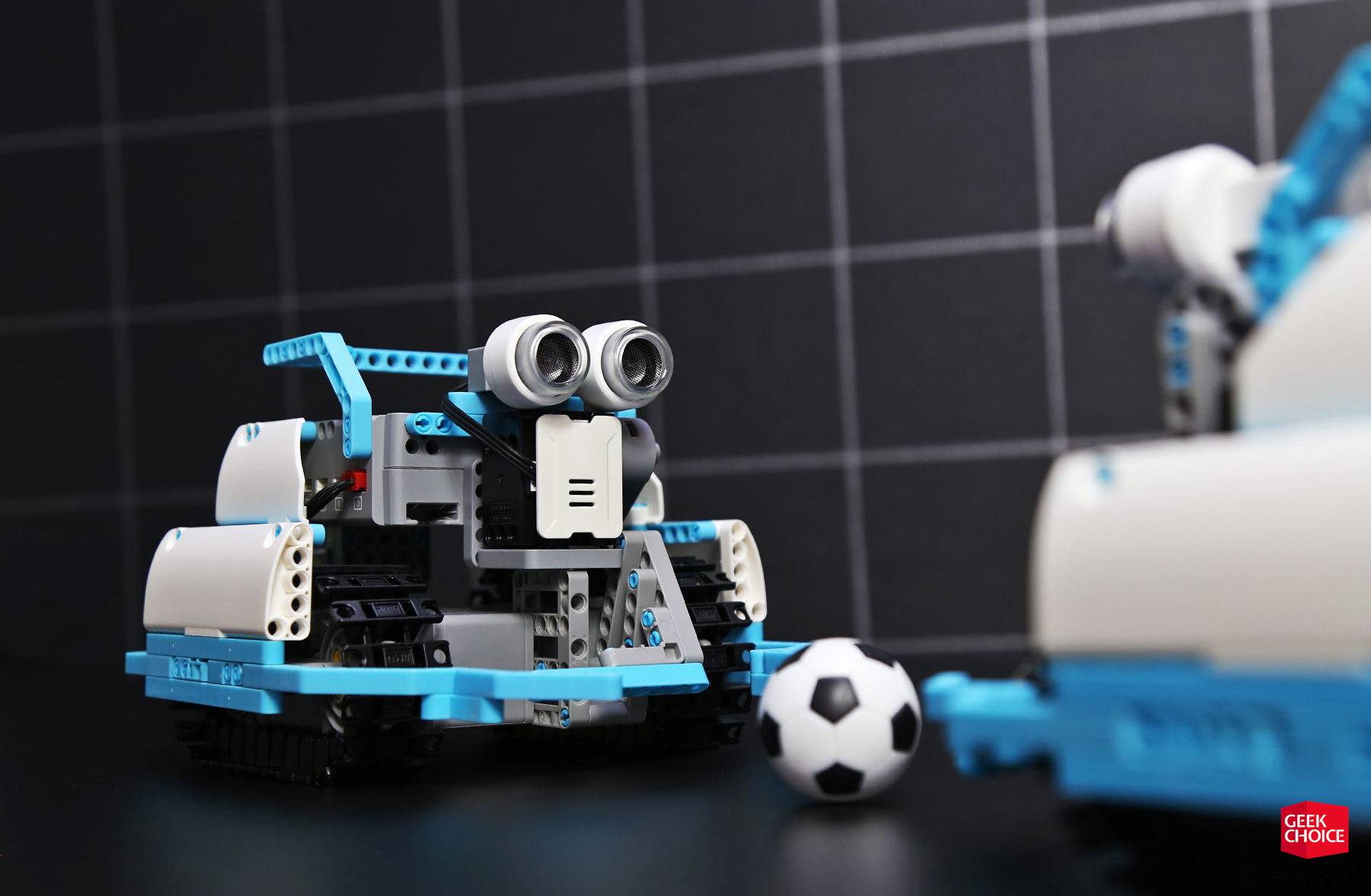 踢足球的机器人有多厉害,足球射球机器人