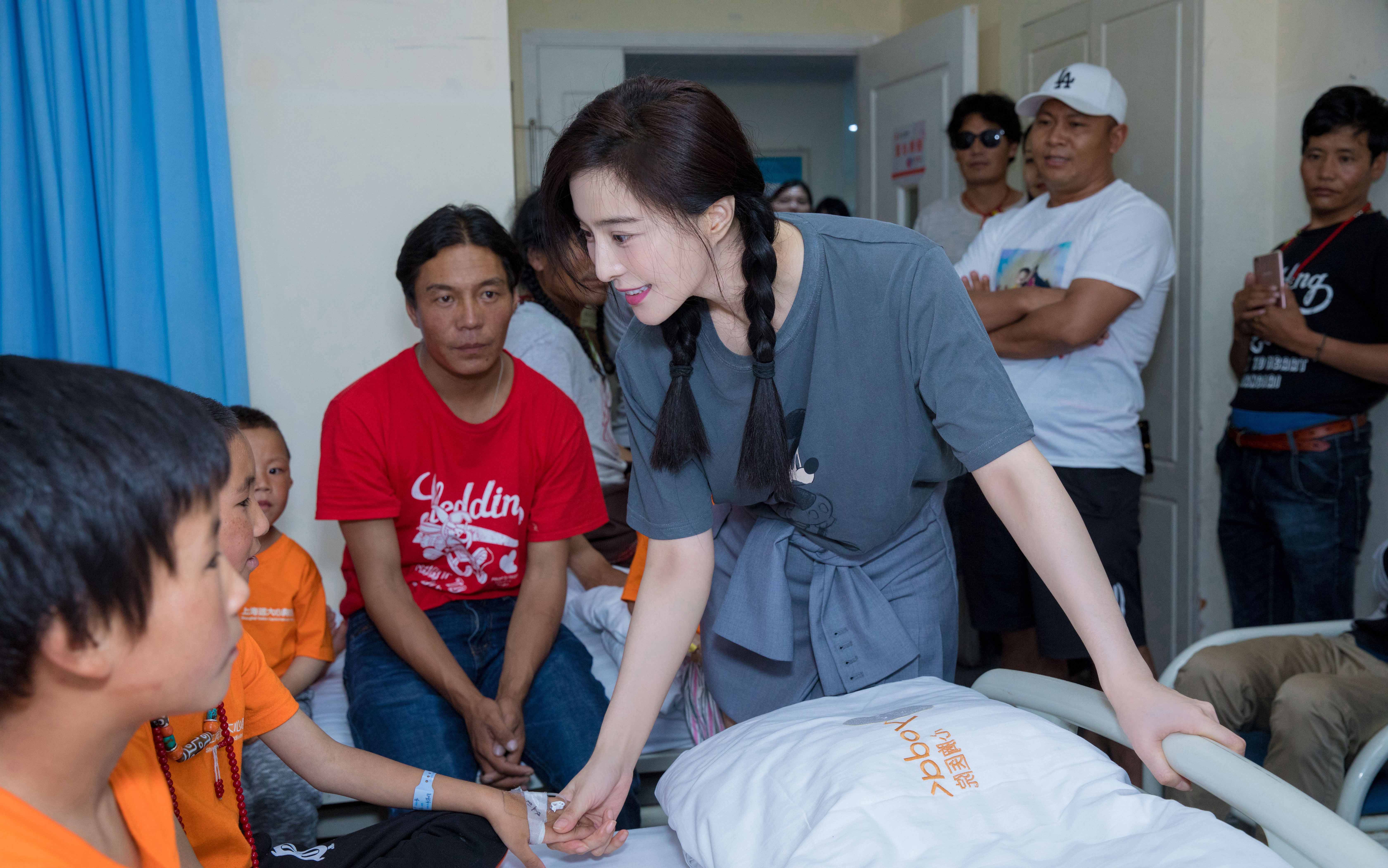 范冰冰化黑妆扮丑当村姑,范冰冰也做起了美妆博主