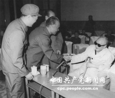 陈毅赞黄克诚:高度近视的‘千里眼’