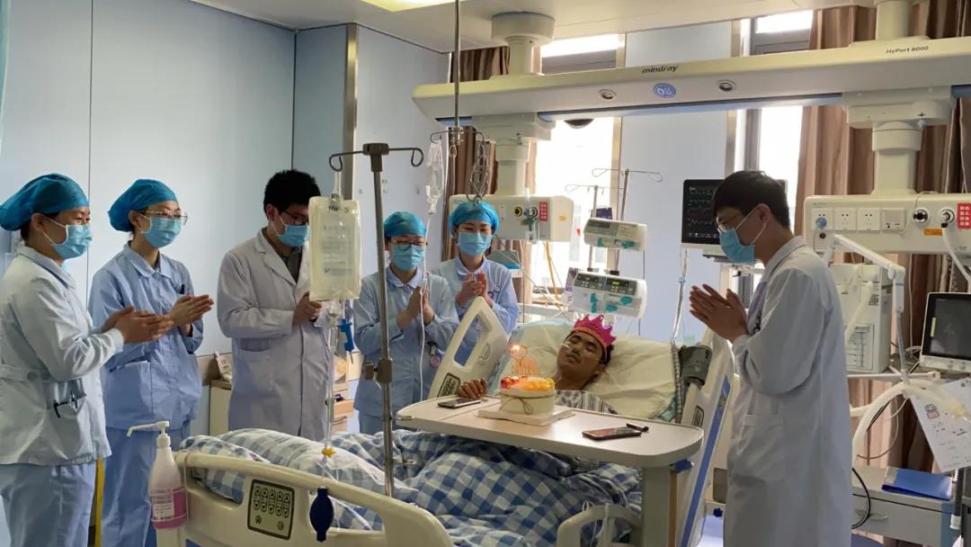 手机钢化膜碎了没及时换碎片扎进手指刺伤了骨头还造成了神经瘤|大美女相亲屡受挫问题出在鼻子上