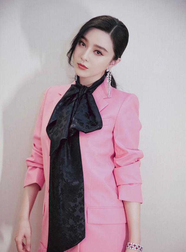 范冰冰穿高定礼服价值100万,范冰冰再现范爷气场纯红西装