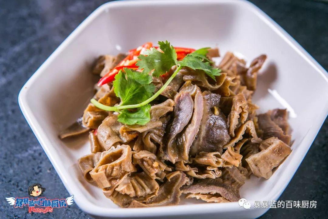 当成都老板爱上沈阳老雪，他开的串串香店锅底都有1瓶大绿棒