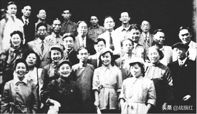 日军*锁封**港岛，要求文化名人“报到”，我方组织特殊营救