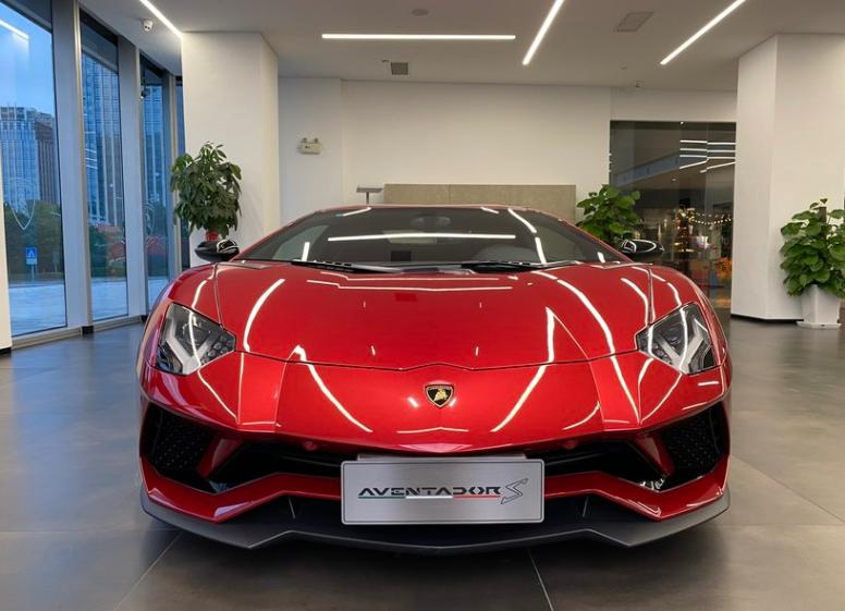 *博兰**基尼LP740-4跑车，车友：这款红色太抢眼了