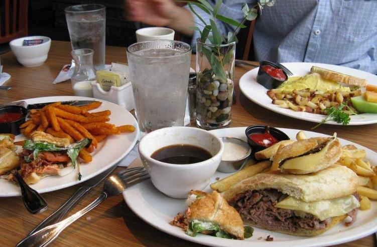 吃西餐服务员会上两杯柠檬水吗 (吃西餐有一杯柠檬水是干嘛用的)