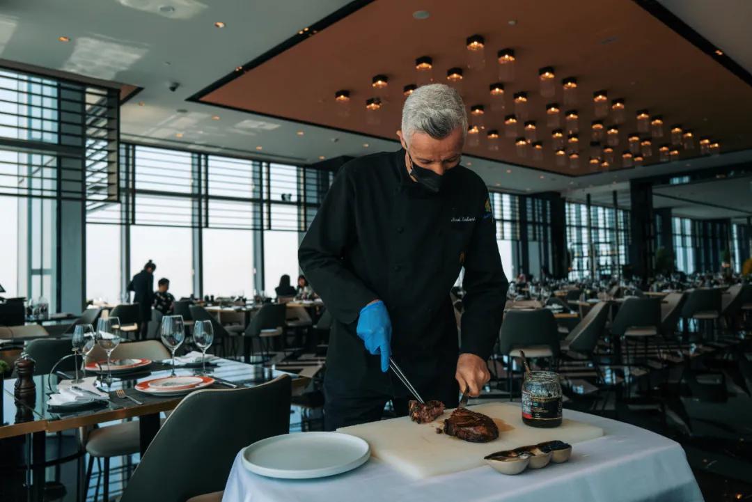 把繁华踩在脚下,将吃喝囊括周边。去长沙要住地标里