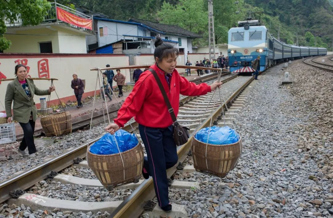 孩子坐绿皮火车看人世百态,绿皮火车才能反映生活百态