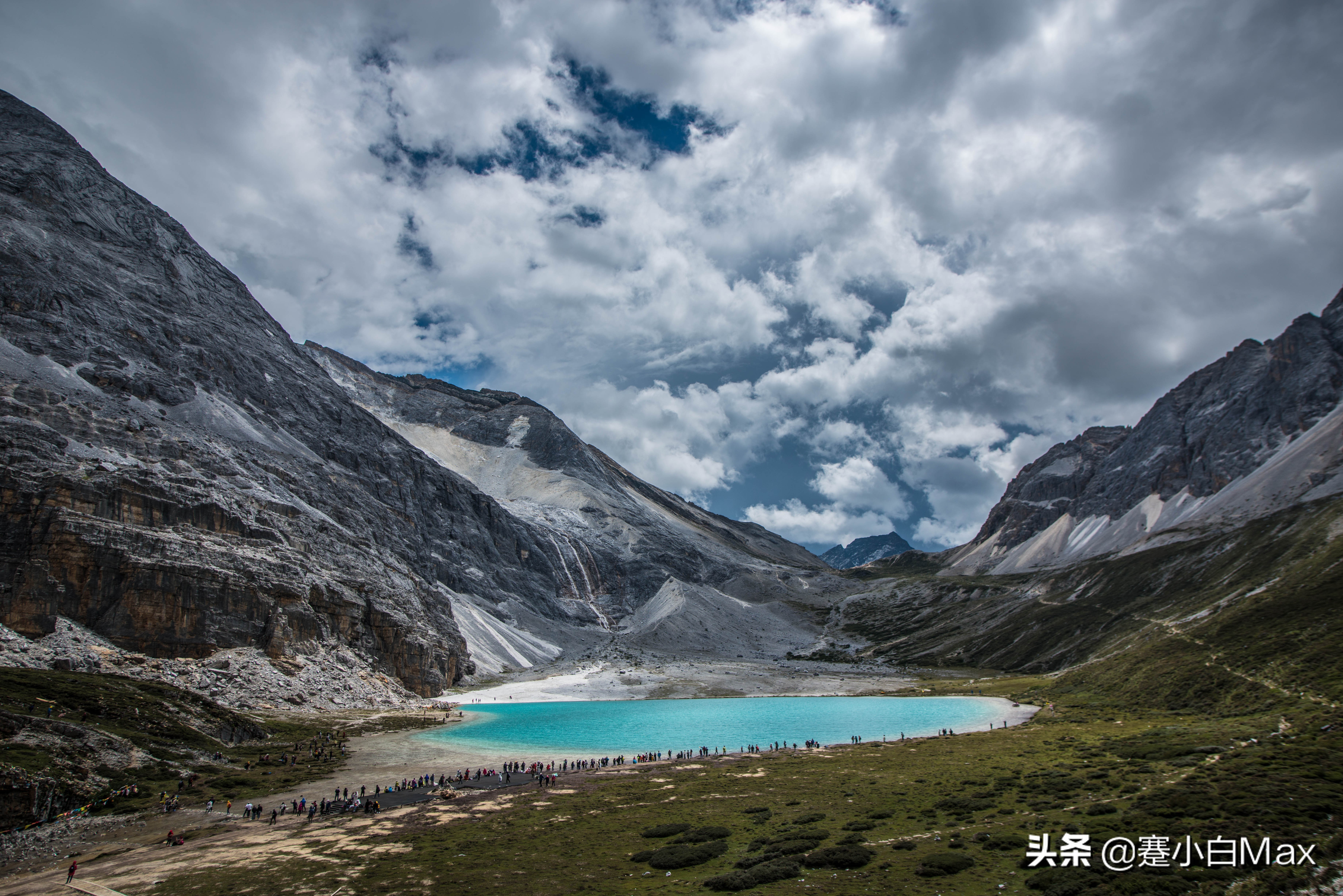 稻城亚丁的文章是谁写的,关于稻城亚丁的一本小说