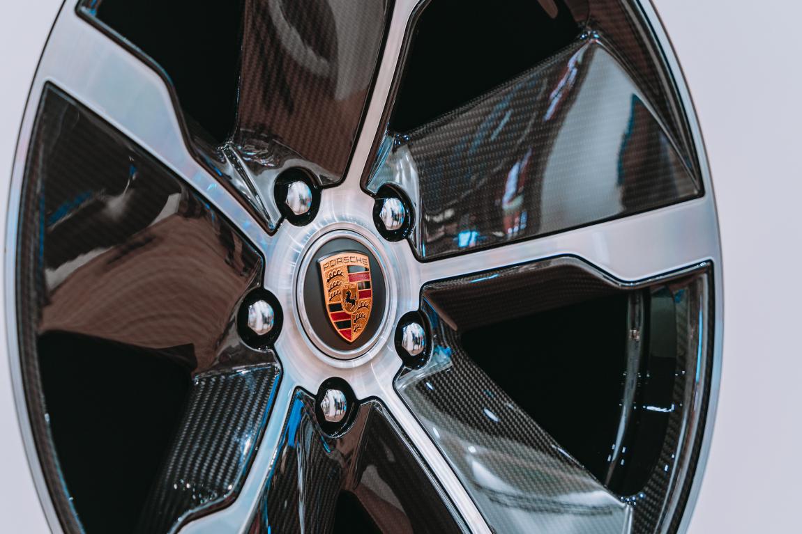 taycanturbos冰莓粉,买不起taycan的比亚迪