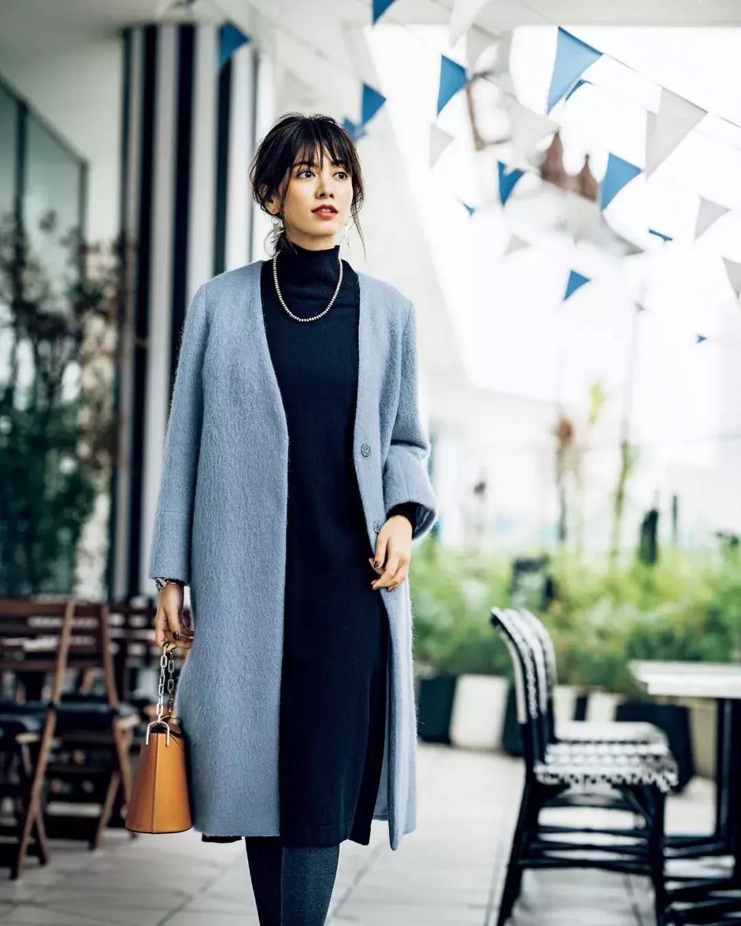 姑娘，你穿彩色大衣真好看！