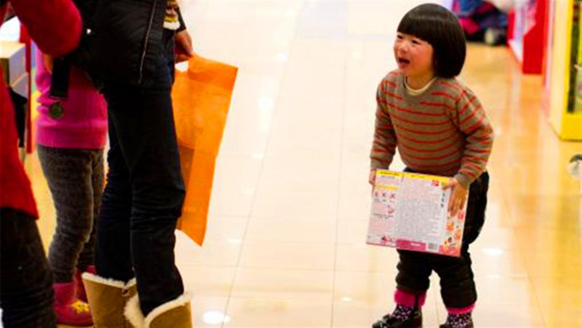 孩子闹着要买ugg,小孩闹父母给买苹果手机