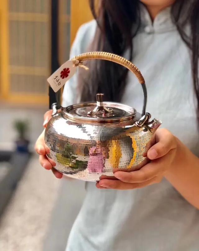 银壶银杯煮茶喝茶好吗,泡茶为什么用银壶煮水比较好