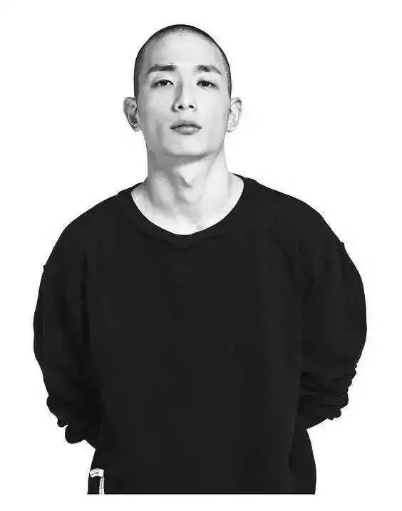 头发两边炸开怎么解决,头发顶部老是鼓起来怎么剪