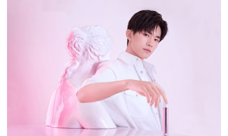 口红只涂上唇然后抿嘴,易烊千玺都会的口红涂法