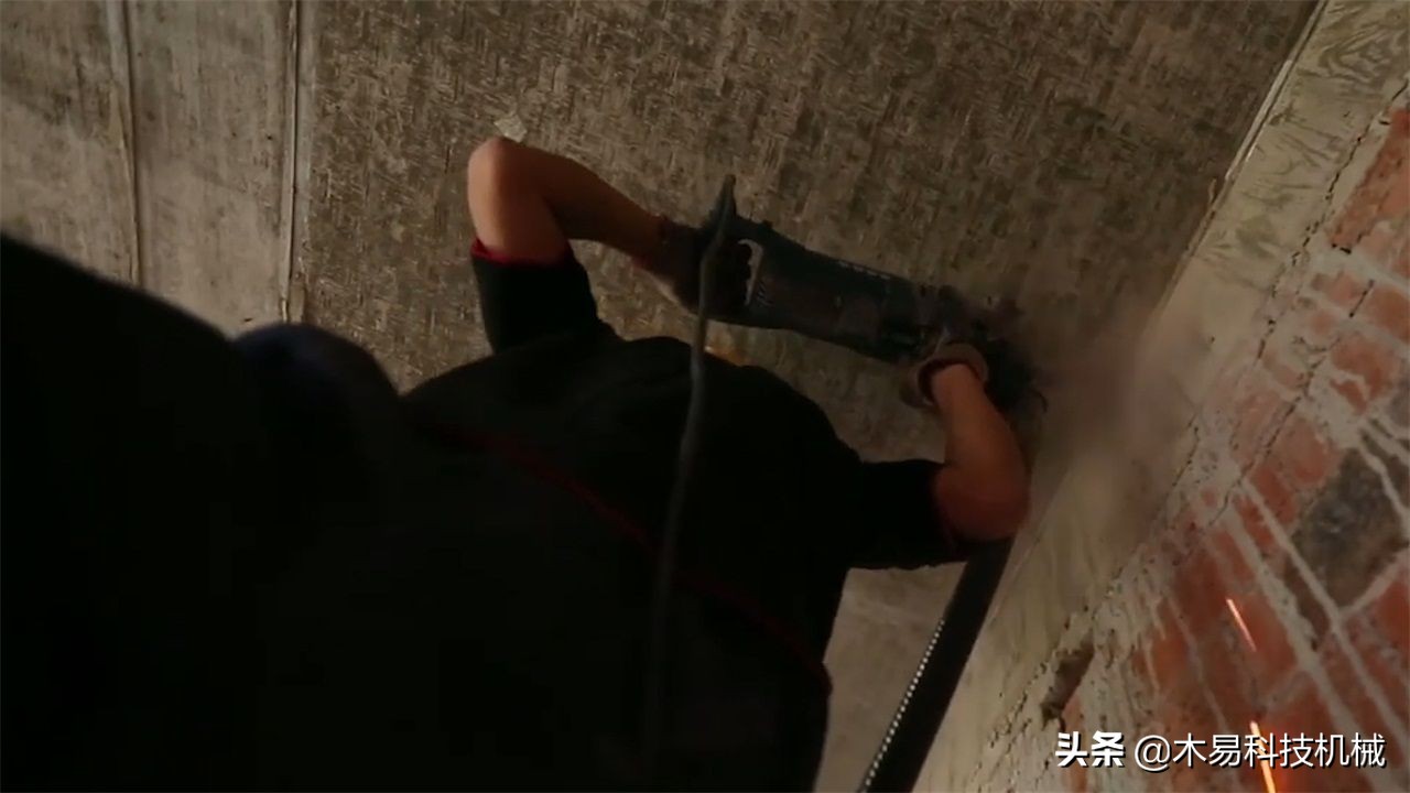 大叔研发“开槽神器”，每分钟8000转，90度角都能一次切完