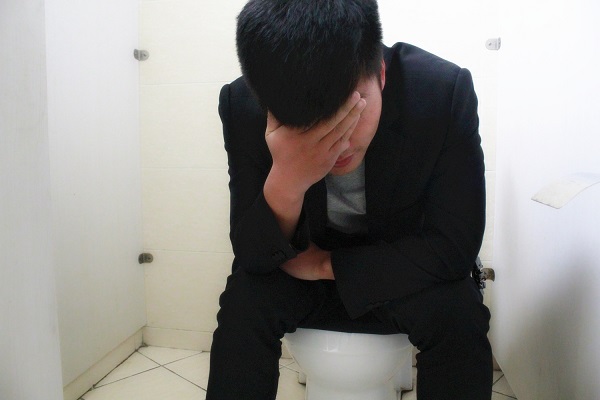 坐着和蹲着哪个排便姿势更好,便秘怎么蹲着快速排便