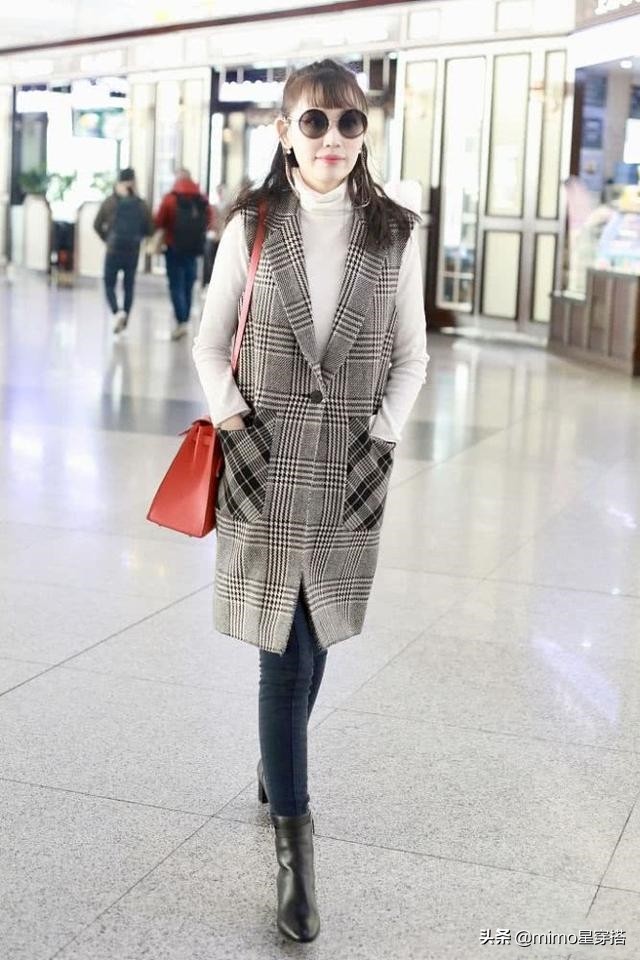 马蓉过年包饺子视频,马蓉机场穿马甲