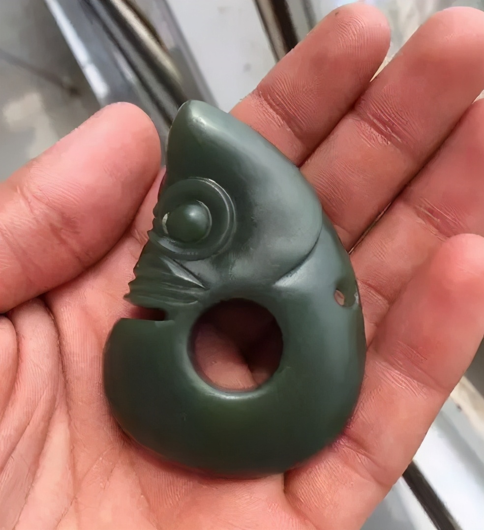 稀奇!亲戚从迪拜带回来的“翡翠”,放了几天,居然冒油了