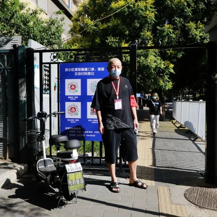 他们坚守在疫情防控一线,防控疫情他们在风雪中坚守