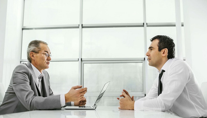 要不要帮老板多干活,要不要帮老板出点儿小钱儿