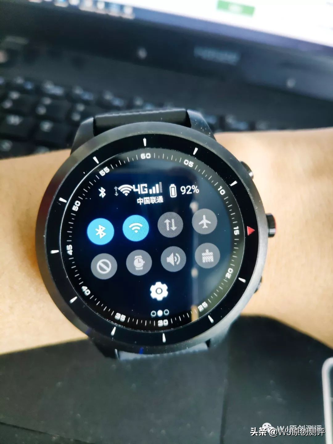 能打电话的手表颜值高,很耐摔的智能手表