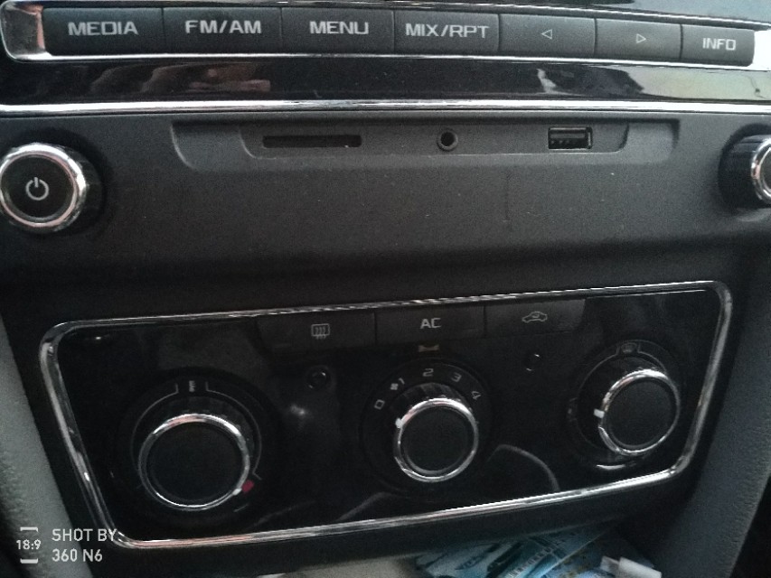 远看是黑色近看是绿色的车,远看是车近看是车