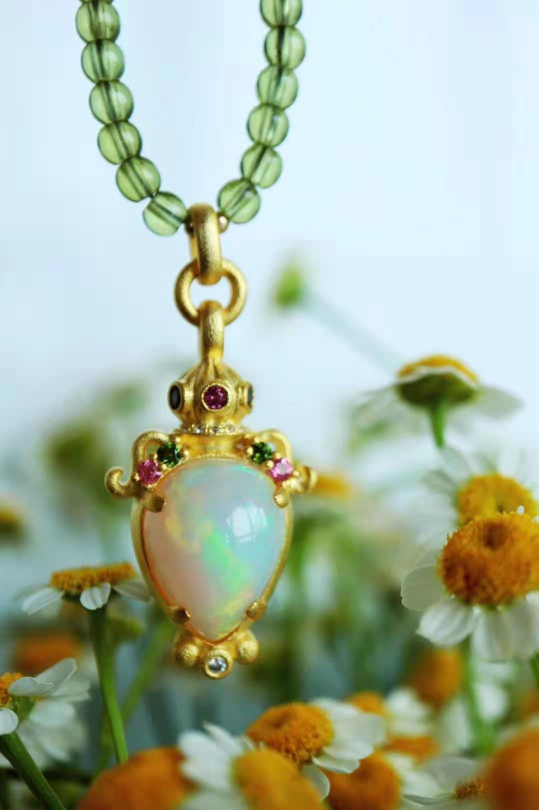 欧泊一种拥有世间所有颜色的宝石，关键还不贵