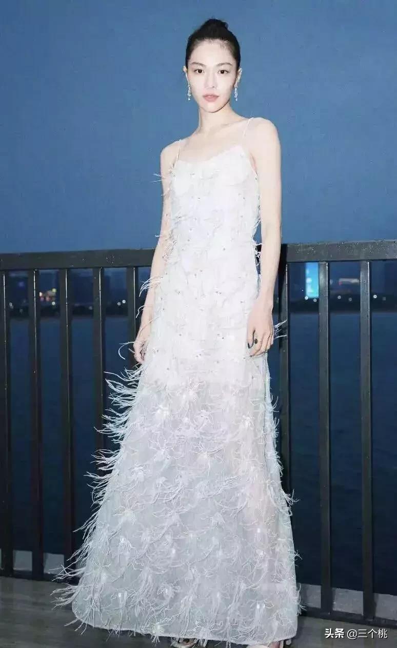 今年流行的裙子不穿高跟鞋,今年流行时髦的裙子冬天穿的