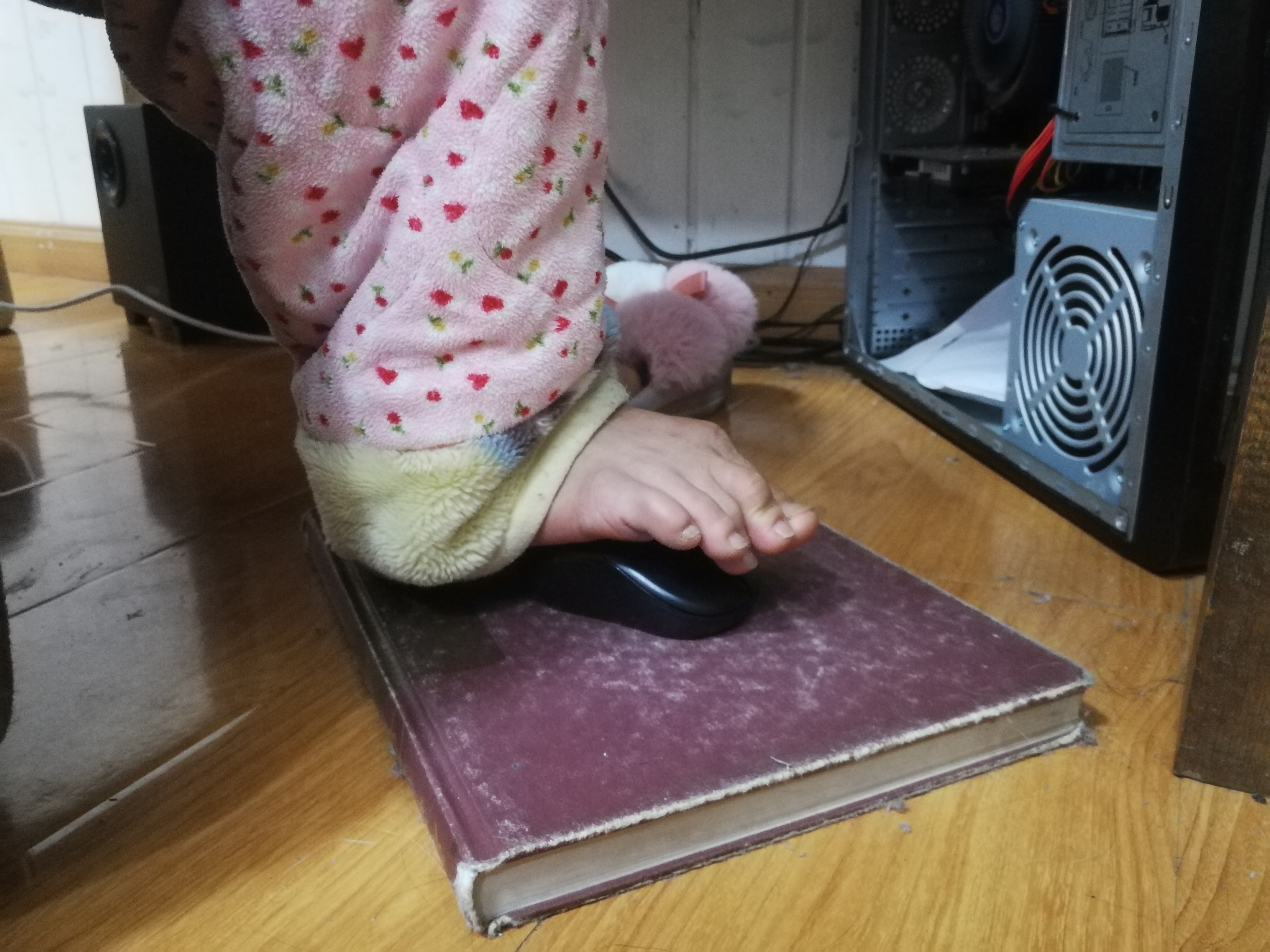 她全身瘫痪,用一只脚打字,输入法失灵,研发者去世,1.5万网友帮她破解修复,重启人生……