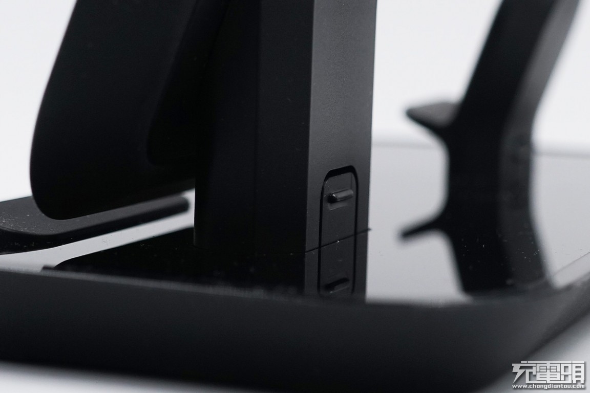 mophie二合一无线充电底座,mophie推出四合一无线充电器