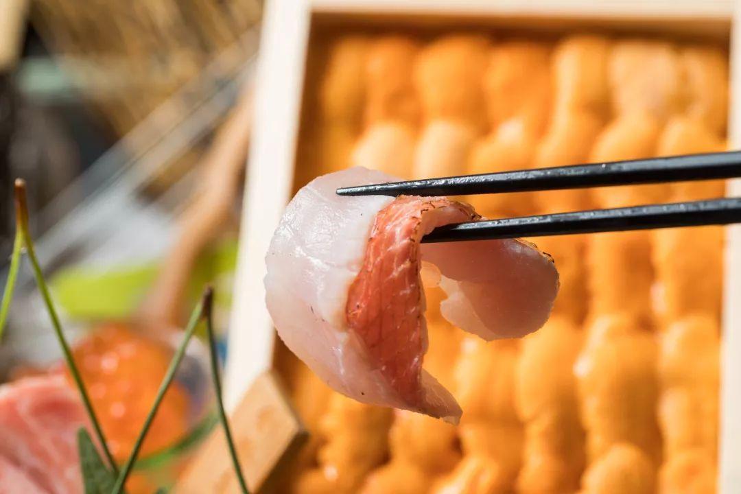 日式酒场大哥大出来营业了，凌晨3点还被小仙女围观