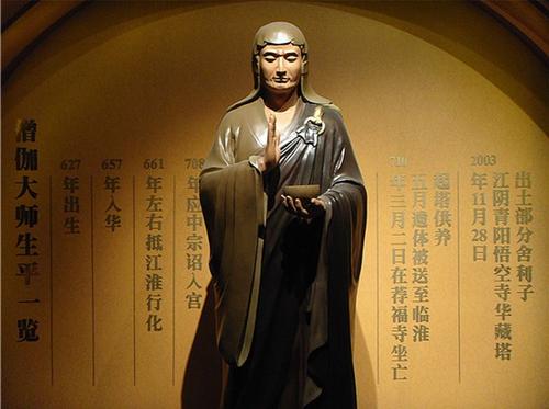 寺庙选址时他“开示天眼”，挖出金佛古碑，被视作观音菩萨的化身