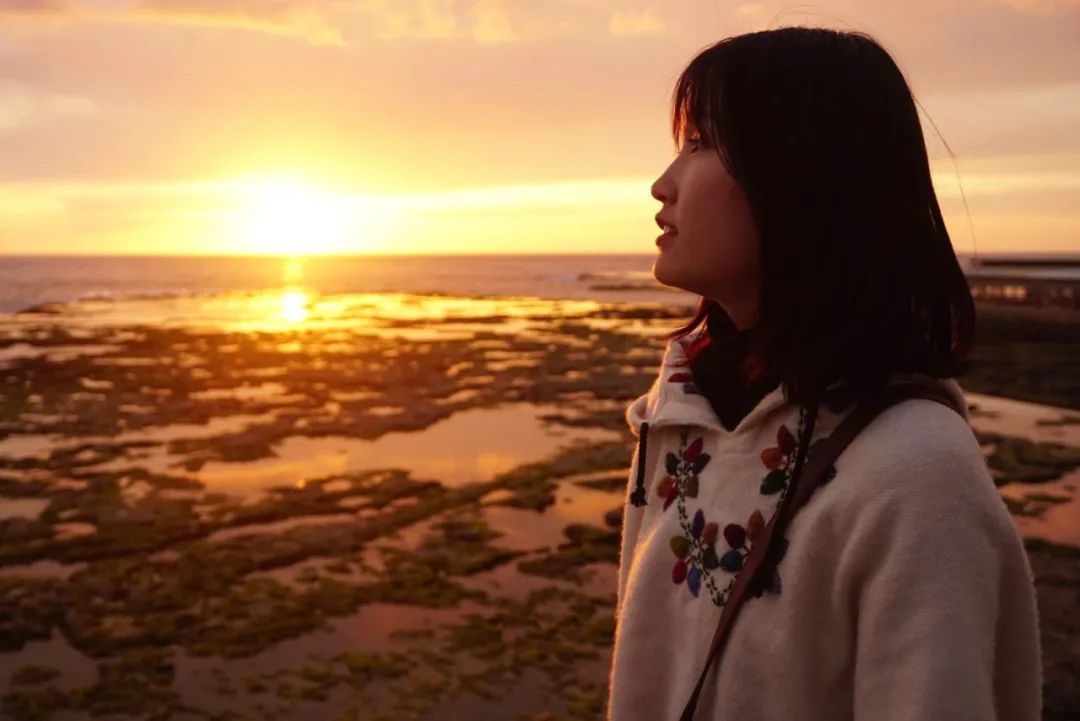 她花4年旅行全球，然后在古城街头摆摊卖故事