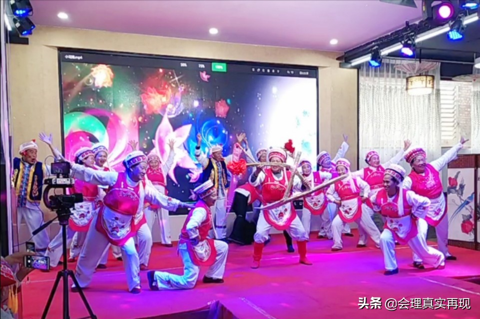 四川会理几百人涌向龙腾小区，小区人真好奇，到底发生啥事了？