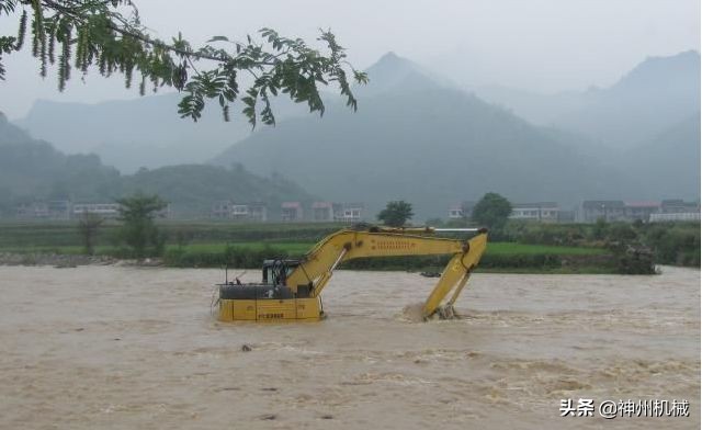 挖机工地被淹谁负责,挖机被淹赔偿多少费用