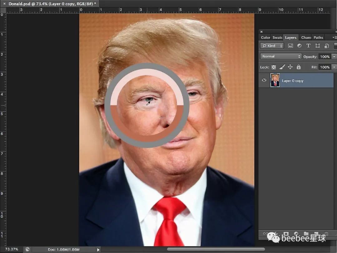 为什么老特的眼袋是白色的？