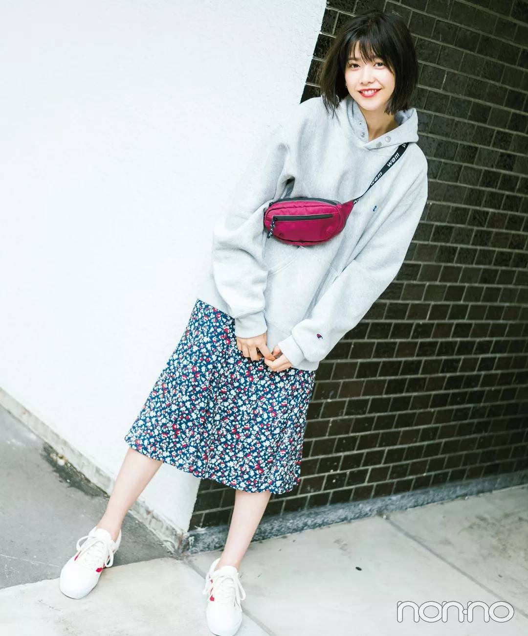 白色高底运动鞋穿搭,秋冬运动鞋搭配什么衣服