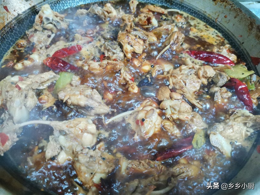 鸡锁骨这么做，色泽红亮，麻辣鲜香，网友直呼太馋人了，求做法