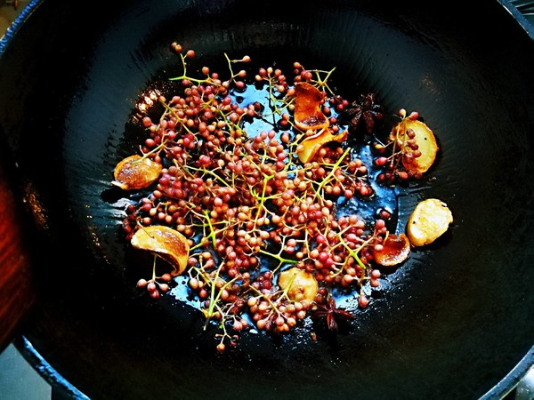 炸花椒油用鲜花椒好还是干花椒好,炸花椒油剩下的花椒如何处理