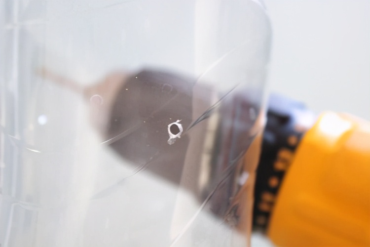 塑料瓶自制免浇水的花盆方法,花盆自动浇水神器