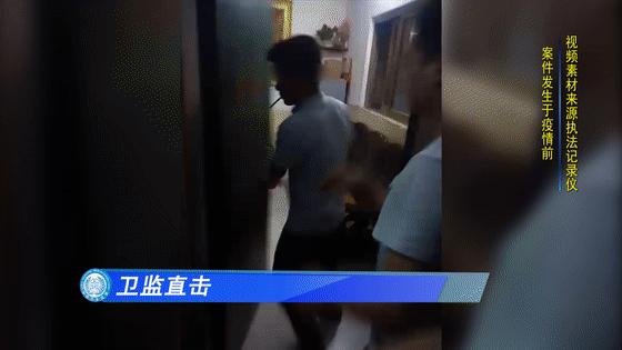 碰瓷不成反被暴打,男子碰瓷不成竟持刀威胁司机