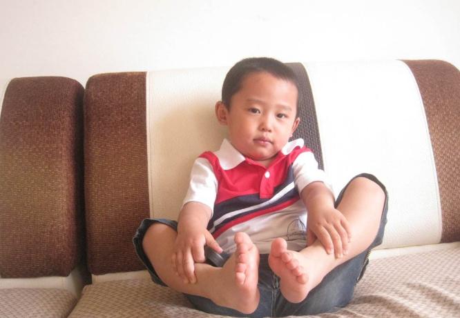 孩子喜欢夹腿、摩擦*体下**,除了些行为,家长还要注意以下几点