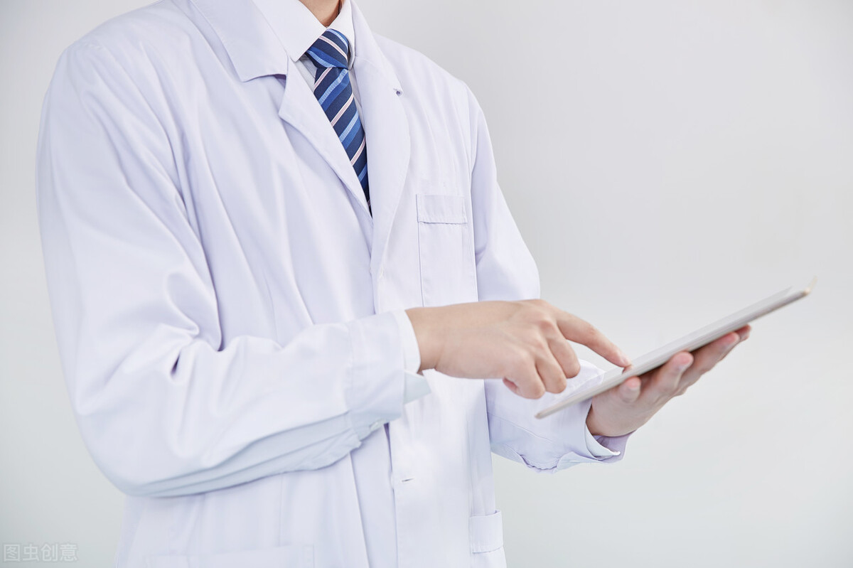 深蹲完后尿液变成茶褐色,小伙连做100个深蹲尿液呈浓茶色