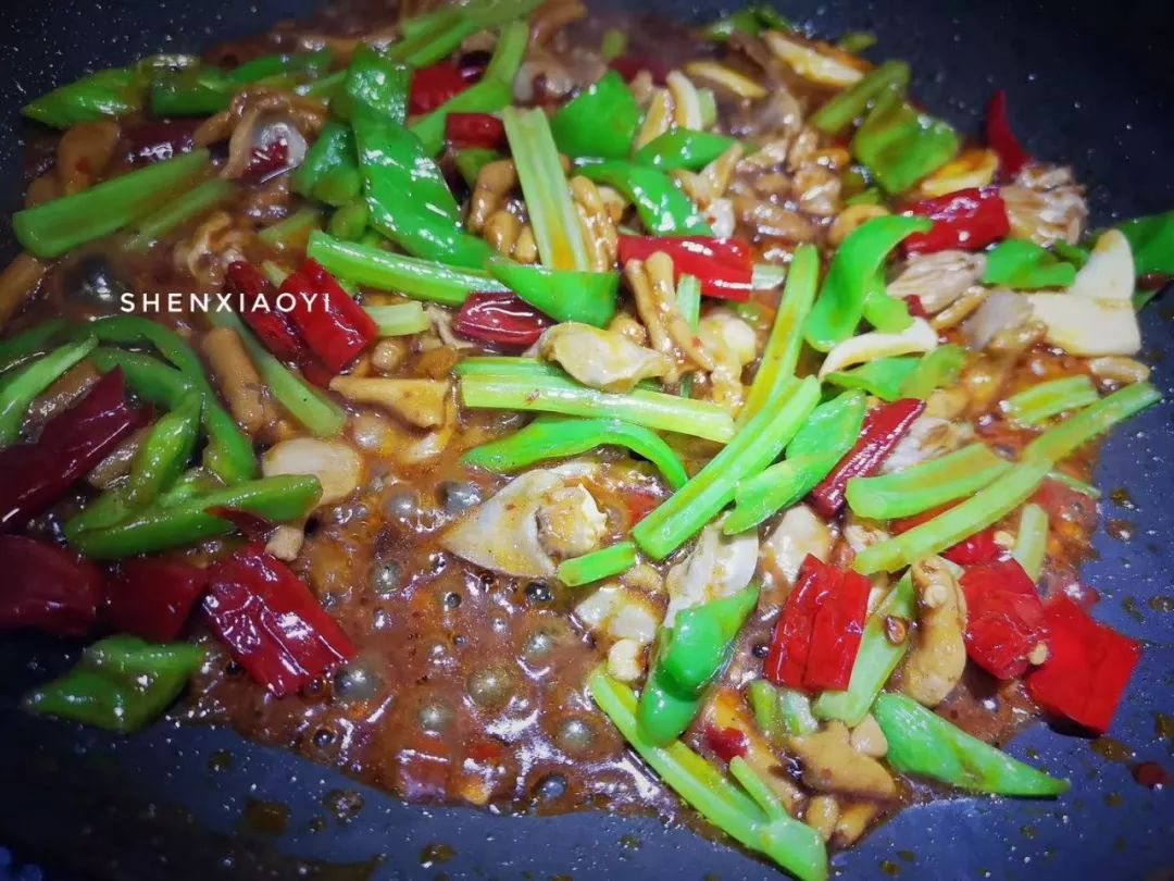 爆炒鸡杂到底要不要焯水,重庆鸡杂的家常做法爆炒泡椒鸡杂