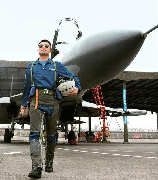 飞行员因身体原因停飞了怎么办,空军飞行员停飞意味着什么