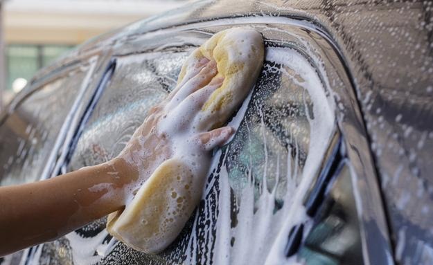 汽车车漆脏了擦不掉怎么办,汽车车漆沾满油该怎么处理