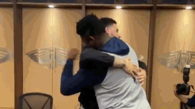 12连败也得有圣诞礼物！球哥为队友送上定制游戏机，锡安熊抱感谢